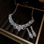 3Pcs U-Shaped Necklace and Earring Set European Style Rhinestone Water Drop Pendant Necklace High-End Shiny (New)