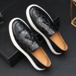 Fashion Mens Casual Shoes Embossed Leather Men Classic Retro British Style Tassels Loafers Mens Slip-on Outdoor Driving Flats (New)