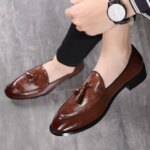2023 Loafers Men Shoes Classic Business Casual Wedding Party Daily Retro Round Toe Tassel Faux Suede Solid Color Dress Shoes (New)